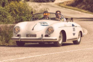 Pesaro Colle San Bartolo, İtalya - Mayıs 17-2018: Porsche 356 1500 Speedster 1955 tarihinde eski bir yarış araba ralli Mille Miglia 2018 ünlü İtalyan tarihi Formula (1927-1957)