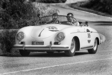 Pesaro Colle San Bartolo, İtalya - Mayıs 17-2018: Porsche 356 1500 Speedster 1955 tarihinde eski bir yarış araba ralli Mille Miglia 2018 ünlü İtalyan tarihi Formula (1927-1957)