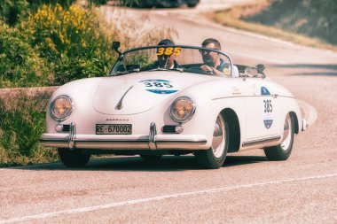 Pesaro Colle San Bartolo, İtalya - Mayıs 17-2018: Porsche 356 1500 Speedster 1955 tarihinde eski bir yarış araba ralli Mille Miglia 2018 ünlü İtalyan tarihi Formula (1927-1957)