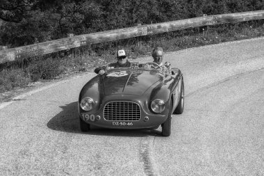 Pesaro Colle San Bartolo, İtalya - Mayıs 17-2018: içinde Gilco Fiat 1100 spor 1950 eski bir yarış araba ralli Mille Miglia 2018 ünlü İtalyan tarihi Formula (1927-1957)