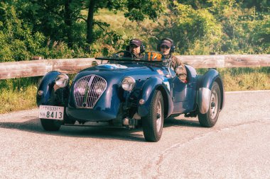 Pesaro Colle San Bartolo, İtalya - Mayıs 17-2018: Healey 2400 Silverstone D tipi 1949 tarihinde eski bir yarış araba ralli Mille Miglia 2018 ünlü İtalyan tarihi Formula (1927-1957)