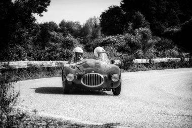 Pesaro Colle San Bartolo, İtalya - Mayıs 17-2018: O.S.C.A. Mt4 1350 2ad 1952'eski bir yarış araba ralli Mille Miglia 2018 ünlü İtalyan tarihi Formula (1927-1957)