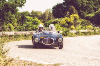 Pesaro Colle San Bartolo, İtalya - Mayıs 17-2018: O.S.C.A. Mt4 1350 2ad 1952'eski bir yarış araba ralli Mille Miglia 2018 ünlü İtalyan tarihi Formula (1927-1957)