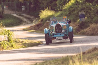 Pesaro Colle San Bartolo, İtalya - Mayıs 17-2018: Bugatti T 40 Grand Sport 1928 tarihinde eski bir yarış araba ralli Mille Miglia 2018 ünlü İtalyan tarihi Formula (1927-1957)
