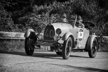 Pesaro Colle San Bartolo, İtalya - Mayıs 17-2018: Bugatti T 40 Grand Sport 1928 tarihinde eski bir yarış araba ralli Mille Miglia 2018 ünlü İtalyan tarihi Formula (1927-1957)