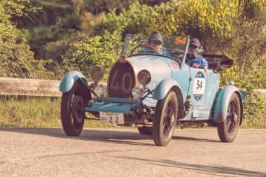 Pesaro Colle San Bartolo, İtalya - Mayıs 17-2018: Bugatti T 40 Grand Sport 1928 tarihinde eski bir yarış araba ralli Mille Miglia 2018 ünlü İtalyan tarihi Formula (1927-1957)