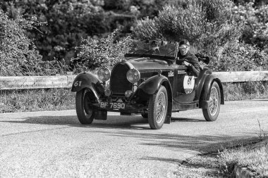 PESARO SAN BARTOLO, İTALYA - 17 Mayıs 2018: BUGATTI T 40 1929 Mille Miglia 2018 rallisinde eski bir yarış arabası üzerinde ünlü İtalyan tarihi yarışı (1927-1957))