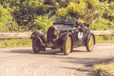 PESARO SAN BARTOLO, İTALYA - 17 Mayıs 2018: BUGATTI T 40 1929 Mille Miglia 2018 rallisinde eski bir yarış arabası üzerinde ünlü İtalyan tarihi yarışı (1927-1957))