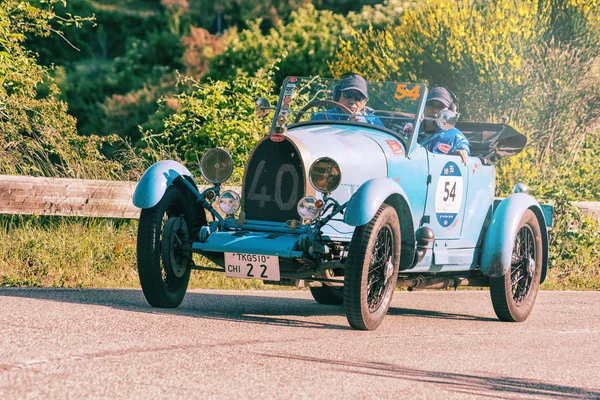 Pesaro Colle San Bartolo, İtalya - Mayıs 17-2018: Bugatti T 40 Grand Sport 1928 tarihinde eski bir yarış araba ralli Mille Miglia 2018 ünlü İtalyan tarihi Formula (1927-1957)