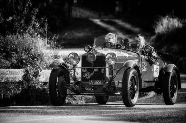 Pesaro Colle San Bartolo, İtalya - Mayıs 17-2018: Alfa Romeo 6c 1500 Super Sport Mm 1928 tarihinde eski bir yarış araba ralli Mille Miglia 2018 ünlü İtalyan tarihi Formula (1927-1957)