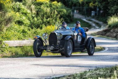 Pesaro Colle San Bartolo, İtalya - Mayıs 17-2018: Bugatti T 37 A 1927 eski bir yarış araba ralli Mille Miglia 2018 ünlü İtalyan tarihi Formula (1927-1957)