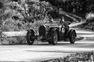 Pesaro Colle San Bartolo, İtalya - Mayıs 17-2018: Bugatti T 37 A 1927 eski bir yarış araba ralli Mille Miglia 2018 ünlü İtalyan tarihi Formula (1927-1957)