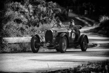 Pesaro Colle San Bartolo, İtalya - Mayıs 17-2018: Bugatti T 37 A 1927 eski bir yarış araba ralli Mille Miglia 2018 ünlü İtalyan tarihi Formula (1927-1957)