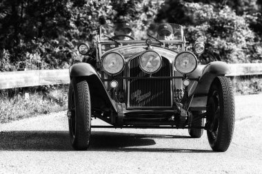 Pesaro Colle San Bartolo, İtalya - Mayıs 17-2018: Alfa Romeo 6c 1750 Gran spor Zagato 1931 tarihinde eski bir yarış araba ralli Mille Miglia 2018 ünlü İtalyan tarihi Formula (1927-1957) 