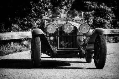 Pesaro Colle San Bartolo, İtalya - Mayıs 17-2018: Alfa Romeo 6c 1750 Gran spor Zagato 1931 tarihinde eski bir yarış araba ralli Mille Miglia 2018 ünlü İtalyan tarihi Formula (1927-1957) 