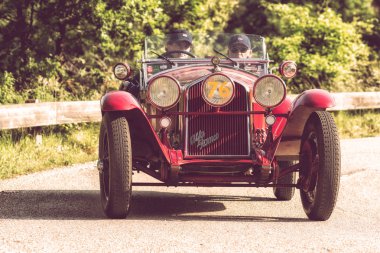 Pesaro Colle San Bartolo, İtalya - Mayıs 17-2018: Alfa Romeo 6c 1750 Gran spor Zagato 1931 tarihinde eski bir yarış araba ralli Mille Miglia 2018 ünlü İtalyan tarihi Formula (1927-1957) 
