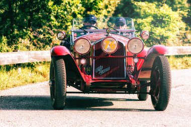 Pesaro Colle San Bartolo, İtalya - Mayıs 17-2018: Alfa Romeo 6c 1750 Gran spor Zagato 1931 tarihinde eski bir yarış araba ralli Mille Miglia 2018 ünlü İtalyan tarihi Formula (1927-1957) 