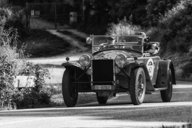 Pesaro Colle San Bartolo, İtalya - Mayıs 17-2018: Lancia Lambda VIII Serie Casaro 1929 tarihinde eski bir yarış araba ralli Mille Miglia 2018 ünlü İtalyan tarihi Formula (1927-1957)