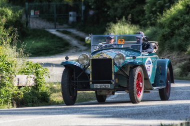 Pesaro Colle San Bartolo, İtalya - Mayıs 17-2018: Lancia Lambda VIII Serie Casaro 1929 tarihinde eski bir yarış araba ralli Mille Miglia 2018 ünlü İtalyan tarihi Formula (1927-1957)