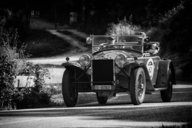 Pesaro Colle San Bartolo, İtalya - Mayıs 17-2018: Lancia Lambda VIII Serie Casaro 1929 tarihinde eski bir yarış araba ralli Mille Miglia 2018 ünlü İtalyan tarihi Formula (1927-1957)