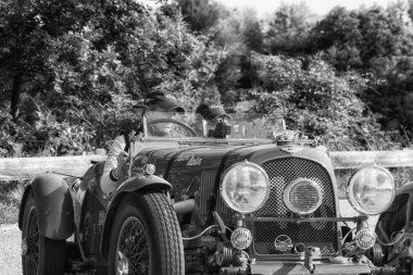Pesaro Colle San Bartolo, İtalya - Mayıs 17-2018: eski bir yarış araba ralli Mille Miglia 2018 ünlü İtalyan tarihi Formula (1927-1957 tarihinde Aston Martin 2 Litre hız Model 1936)