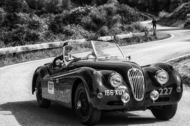 Pesaro Colle San Bartolo, İtalya - Mayıs 17-2018: Jaguar Xk 140 Ots 1956 tarihinde eski bir yarış araba ralli Mille Miglia 2018 ünlü İtalyan tarihi Formula (1927-1957)