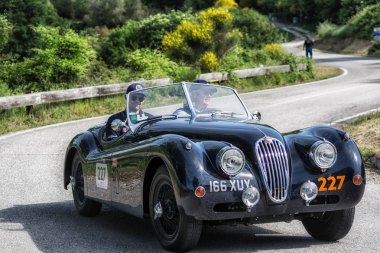Pesaro Colle San Bartolo, İtalya - Mayıs 17-2018: Jaguar Xk 140 Ots 1956 tarihinde eski bir yarış araba ralli Mille Miglia 2018 ünlü İtalyan tarihi Formula (1927-1957)