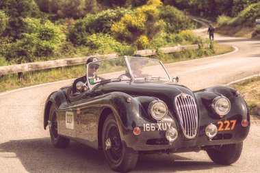Pesaro Colle San Bartolo, İtalya - Mayıs 17-2018: Jaguar Xk 140 Ots 1956 tarihinde eski bir yarış araba ralli Mille Miglia 2018 ünlü İtalyan tarihi Formula (1927-1957)