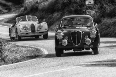 Pesaro Colle San Bartolo, İtalya - Mayıs 17-2018: Lancia Aurelia B 20 Gt 2500 1957 üzerinde eski bir yarış araba ralli Mille Miglia 2018 ünlü İtalyan tarihi Formula (1927-1957)