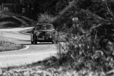 Pesaro Colle San Bartolo, İtalya - Mayıs 17-2018: Alfa Romeo 1900 C Sprint 1954 tarihinde eski bir yarış araba ralli Mille Miglia 2018 ünlü İtalyan tarihi Formula (1927-1957) - Immagine Touring