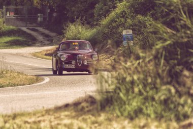 Pesaro Colle San Bartolo, İtalya - Mayıs 17-2018: Alfa Romeo 1900 C Sprint 1954 tarihinde eski bir yarış araba ralli Mille Miglia 2018 ünlü İtalyan tarihi Formula (1927-1957) - Immagine Touring
