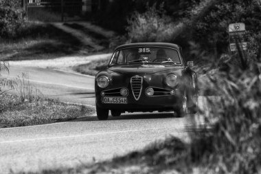 Pesaro Colle San Bartolo, İtalya - Mayıs 17-2018: Alfa Romeo 1900 C Sprint 1954 tarihinde eski bir yarış araba ralli Mille Miglia 2018 ünlü İtalyan tarihi Formula (1927-1957) - Immagine Touring