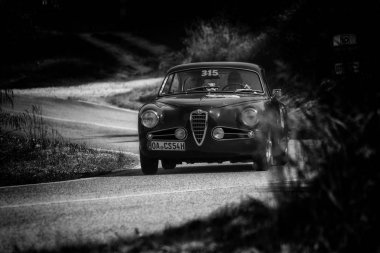 Pesaro Colle San Bartolo, İtalya - Mayıs 17-2018: Alfa Romeo 1900 C Sprint 1954 tarihinde eski bir yarış araba ralli Mille Miglia 2018 ünlü İtalyan tarihi Formula (1927-1957) - Immagine Touring