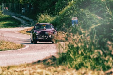 Pesaro Colle San Bartolo, İtalya - Mayıs 17-2018: Alfa Romeo 1900 C Sprint ralli Mille Miglia 2018 ünlü İtalyan tarihi Formula (1927-1957 yılında eski bir yarış araba üzerinde 1954 Touring)