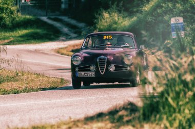 Pesaro Colle San Bartolo, İtalya - Mayıs 17-2018: Alfa Romeo 1900 C Sprint ralli Mille Miglia 2018 ünlü İtalyan tarihi Formula (1927-1957 yılında eski bir yarış araba üzerinde 1954 Touring)