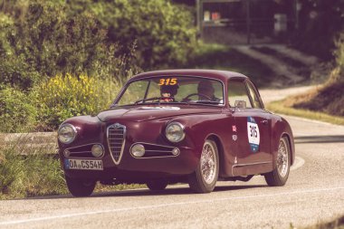 Pesaro Colle San Bartolo, İtalya - Mayıs 17-2018: Alfa Romeo 1900 C Sprint ralli Mille Miglia 2018 ünlü İtalyan tarihi Formula (1927-1957 yılında eski bir yarış araba üzerinde 1954 Touring)