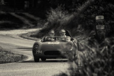 Pesaro Colle San Bartolo, İtalya - Mayıs 17-2018: O.S.C.A. Mt4 1100 2ad Valentini 1953 Rallisi'nde Mille Miglia 2018 ünlü İtalyan tarihi eski bir yarış araba yarışı (1927-1957) 