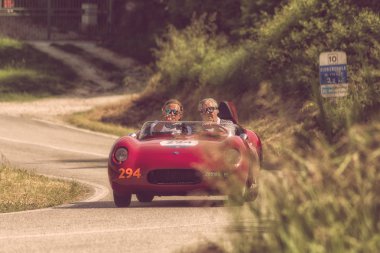 Pesaro Colle San Bartolo, İtalya - Mayıs 17-2018: O.S.C.A. Mt4 1100 2ad Valentini 1953 Rallisi'nde Mille Miglia 2018 ünlü İtalyan tarihi eski bir yarış araba yarışı (1927-1957) 
