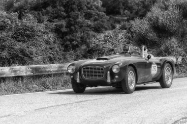 Pesaro Colle San Bartolo, İtalya - Mayıs 17-2018: Zagato Fiat 8v 1952'eski bir yarış araba ralli Mille Miglia 2018 ünlü İtalyan tarihi Formula (1927-1957)