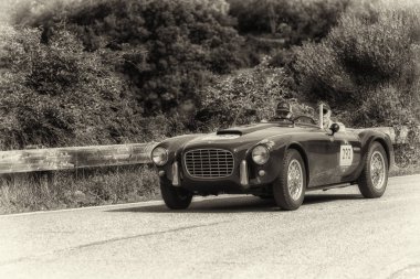 Pesaro Colle San Bartolo, İtalya - Mayıs 17-2018: Zagato Fiat 8v 1952'eski bir yarış araba ralli Mille Miglia 2018 ünlü İtalyan tarihi Formula (1927-1957)