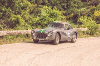 Pesaro Colle San Bartolo, İtalya - Mayıs 17-2018: Fiat 8v 1954 tarihinde eski bir yarış araba ralli Mille Miglia 2018 ünlü İtalyan tarihi Formula (1927-1957)