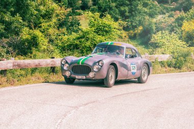 Pesaro Colle San Bartolo, İtalya - Mayıs 17-2018: Fiat 8v 1954 tarihinde eski bir yarış araba ralli Mille Miglia 2018 ünlü İtalyan tarihi Formula (1927-1957)