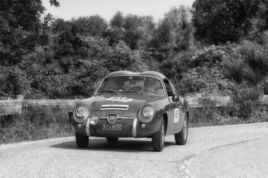Pesaro Colle San Bartolo, İtalya - Mayıs 17-2018: Abarth Fiat 750 Gt Zagato 1957 tarihinde eski bir yarış araba ralli Mille Miglia 2018 ünlü İtalyan tarihi Formula (1927-1957)