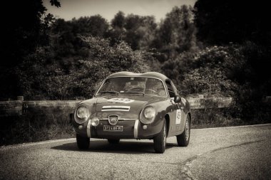 Pesaro Colle San Bartolo, İtalya - Mayıs 17-2018: Abarth Fiat 750 Gt Zagato 1957 tarihinde eski bir yarış araba ralli Mille Miglia 2018 ünlü İtalyan tarihi Formula (1927-1957)