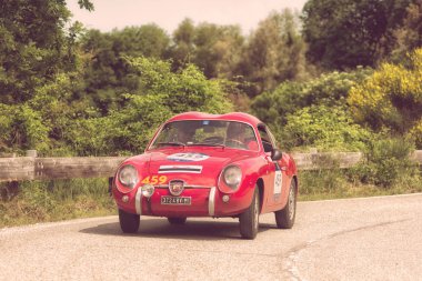 Pesaro Colle San Bartolo, İtalya - Mayıs 17-2018: Abarth Fiat 750 Gt Zagato 1957 tarihinde eski bir yarış araba ralli Mille Miglia 2018 ünlü İtalyan tarihi Formula (1927-1957)