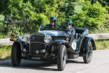Pesaro Colle San Bartolo, İtalya - Mayıs 17-2018: Fiat 525 Ss 1930 tarihinde eski bir yarış araba ralli Mille Miglia 2018 ünlü İtalyan tarihi Formula (1927-1957) 