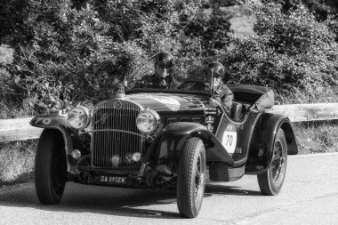 Pesaro Colle San Bartolo, İtalya - Mayıs 17-2018: Fiat 525 Ss 1930 tarihinde eski bir yarış araba ralli Mille Miglia 2018 ünlü İtalyan tarihi Formula (1927-1957) 