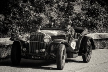 Pesaro Colle San Bartolo, İtalya - Mayıs 17-2018: Fiat 525 Ss 1930 tarihinde eski bir yarış araba ralli Mille Miglia 2018 ünlü İtalyan tarihi Formula (1927-1957) 