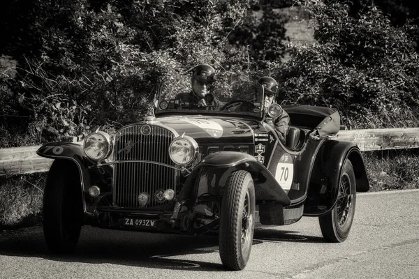 Pesaro Colle San Bartolo, İtalya - Mayıs 17-2018: Fiat 525 Ss 1930 tarihinde eski bir yarış araba ralli Mille Miglia 2018 ünlü İtalyan tarihi Formula (1927-1957) 