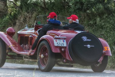 Pesaro Colle San Bartolo, İtalya - Mayıs 17-2018: Alfa Romeo 6c 1750 Gran spor Brianza 1932 tarihinde eski bir yarış araba ralli Mille Miglia 2018 ünlü İtalyan tarihi Formula (1927-1957)